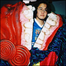 クサイ・キタナイ・キツイ・キモチワルイ！　狂気の4Kカルト劇団『ゴキブリコンビナート』油絵博士