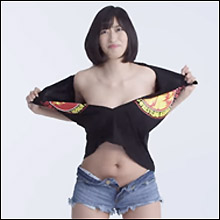 倉持由香、Tシャツ破り動画でプルプルの“適乳”がポロリ!? 「競馬の女神」としての注目度も上昇