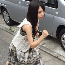 大胆に露出した谷間に「胸デカっ」の声! 仮面女子・月野もあ、坂道ダッシュで胸が大揺れ