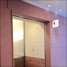 エロ体験談：初体験の彼女と息を殺してハメまくり！　思い出の女子トイレ