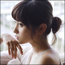 話題の現役看護師コスプレイヤー・桃月なしこ、魅惑の「えっちな水着」まとった大胆グラビア