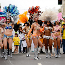 サンバクイーンはセックスシンボル？ ７歳の女王をめぐって論争