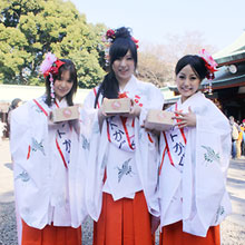 芸能界初の巫女ユニット「かぐや」 節分の日はもちろん神社で豆まき
