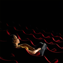 人気のない映画館に響くクチュクチュ音…出張先のホテルで出会った年下女子とのひとときの情事