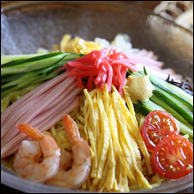 【風俗嬢・処女喪失話】6畳一間の風呂なし安アパートと冷やし中華と処女喪失