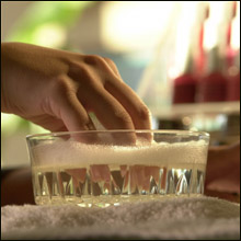 汗ばむ季節にオススメ！　カラダもアソコもサッパリする『洗体エステ』