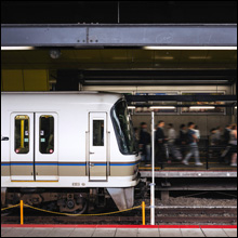 【エロ体験談】女子校生トリオに満員電車で弄ばれた思い出