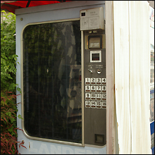 今や希少！　都内某所でアダルト系自販機を発見!!