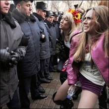 東欧美女が乳出し・放尿!?　ウクライナの婦人運動がアツい!!