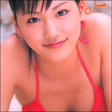 綾瀬はるか、海辺でM字開脚!! スタッフ慰労会で童心に返り大はしゃぎ