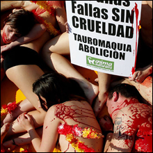 スペイン美女たちがオールヌードでSOS!! 闘牛反対の抗議活動を”血”行