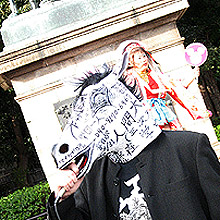 キケンな世界への招待状？　街角に溢れる謎のステッカー