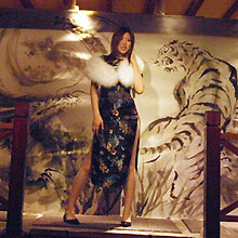 大人気AV女優・羽田あいが巨大水墨画の前でバーレスクダンスを披露した夜