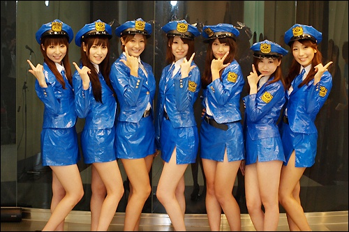 美脚パンチラ連発のお色気集団・復活!ミニスカポリスに新規メンバー加入