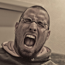 妻と愛人の3人が共謀、浮気夫のペニスを腹に接着剤でくっつける！