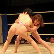 半裸の女体がガップリ組み合う、女相撲の知られざる歴史とは？