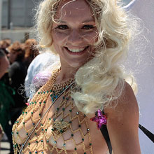 アメリカ人女性が求める「トップレスになる権利」