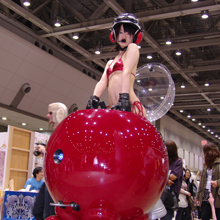 サブカル露出系コスプレイヤーの正体は？　四つ足マシンを操縦する謎のビキニ女子