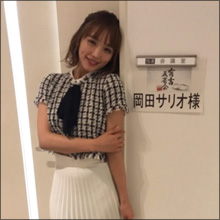 「I字開脚始球式」で話題の岡田サリオ、ノーパンノーブラを告白！　下乳丸見えの大胆フォームに視聴者騒然