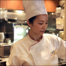 戸田れい、美しすぎるシェフ姿！　コック帽をかぶった“すっぴん”に絶賛の声