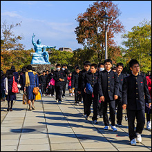 【エロ体験談】修学旅行の夜、添乗員が添乗看護師に慰められ…