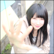 パンチラ上等! 美少女コスプレイヤー・んねさか亜里沙、初インタビューで自慢の太ももを猛烈アピール