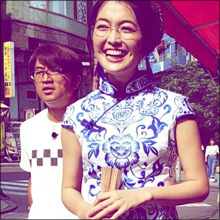 福田典子アナ、チャイナドレス姿で美脚チラリ！　ノリノリのセクシーショットに視聴者大盛り上がり