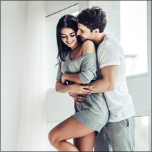 【エロ体験談】ドスケベ彼女と玄関先で立ちバック