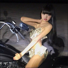 話題の美女芸人・古川モカ、リッチでセクシーな万札ビキニショット！　完璧すぎるボディが大絶賛