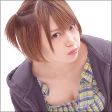 「思った以上に手ブラのシーンが多くて、ちょっとがんばったかなと」グラドル界で特異な存在感を見せる篠崎こころ、最新イメージDVD！