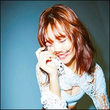 「調子に乗って服脱いだ」藤田ニコル、ほぼほぼ初のグラビアで巨乳化したバストを大胆露出