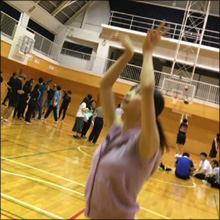 華村あすか、谷間＆おへそ全開のスポブラ姿で視聴者を魅了！　バスケ企画でセクシーショット連発