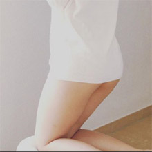 “深夜の川崎あや”は、また一味違った魅力! 憂いを帯びた顔でノーパン風ショット!!