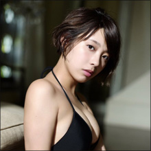 ネットで話題の美女・水湊みお、本格グラビアで丸々とした美巨乳を大胆アピール