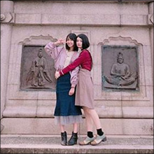 小悪魔美女と清楚系美少女がセクシー温泉リポ！　小泉遥＆小室ゆら、温泉VTRでファンを魅了