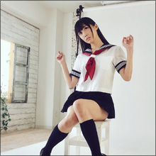 稲森美優、ミニスカートの日にパンチラ寸前の制服ショット! 絶妙すぎるアングルにファン興奮