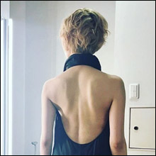 最上もが、大胆な「背中全見せ」のセクシーショット！　ソロ転向後に完璧ボディがさらに進化