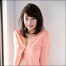 ビール瓶を谷間に挟んでペロペロ！　爆乳美少女・瑞本詩音、初DVDで驚きの過激ショット連発