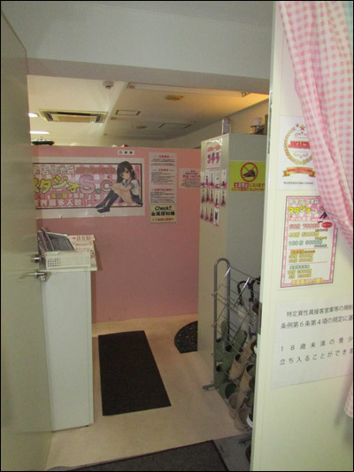マジックミラー　制服見学店 やらずに死ねるかっ!! マストプレイ風俗】マジックミラー越しに女性を見学するお店のはずが… - メンズサイゾー