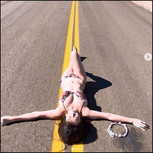 鈴木ふみ奈、ビキニ姿で道路の真ん中に大の字！　抜群のスタイルと斬新な構図に反響