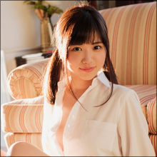 「見てくれるみんなのために…」看護師グラドル・鈴原りこ、恥じらいながら丸々とした美巨乳を大胆露出