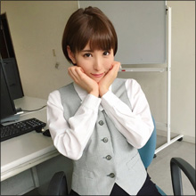 非公開: ショートカットOLのぶりっ子パンチラ！　朝比奈祐未、情報が「渋滞してる」ハレンチショットでファンを魅了