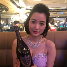 出口亜梨沙、キャバ嬢役で谷間全開! 生々しいシャワー&着替えシーンにファン大歓喜