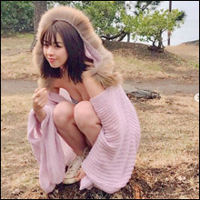 柳ゆり菜、柔らかそうなEカップ乳の谷間にファン釘付け！　久々のグラビアで極上ボディ炸裂