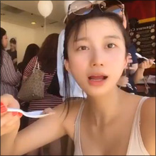 小倉優香、恒例の口パク動画で谷間チラリ! 無防備なセクシーショットにファン歓喜