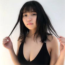 大原優乃、深すぎる谷間と大人の色気！　大胆オフショットに男性ファン大興奮