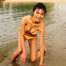 小島瑠璃子、貴重な水着オフショ祭りに大反響！　スレンダー爆乳ボディをめぐって賛否も