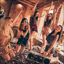 【エロ体験談】女性陣のテンションが上がりすぎた王様ゲーム