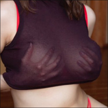 恵体グラドル・夏来唯、Hカップ爆乳を鷲づかみ！　スケスケ衣装の「リアル手ブラ」にファン歓喜