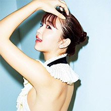 藤田ニコル、美背中全開＆横乳チラリの大胆セクシーショット！　ツルツル美肌と抜群のスタイルに視線集中